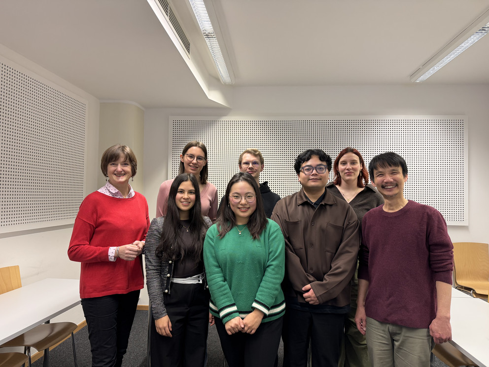 (v.l.) Cristina Pontalti-Ehrhardt (stellvertretende Geschäftsführerin des Sprachenzentrums der Universität Passau), Passauer Studierende vom Kurs Thai GS 2.1, Xinran Sun (4.v.r.), Chalit Durongphan (Lektor für Thailändisch an der Universität Passau); Foto: privat