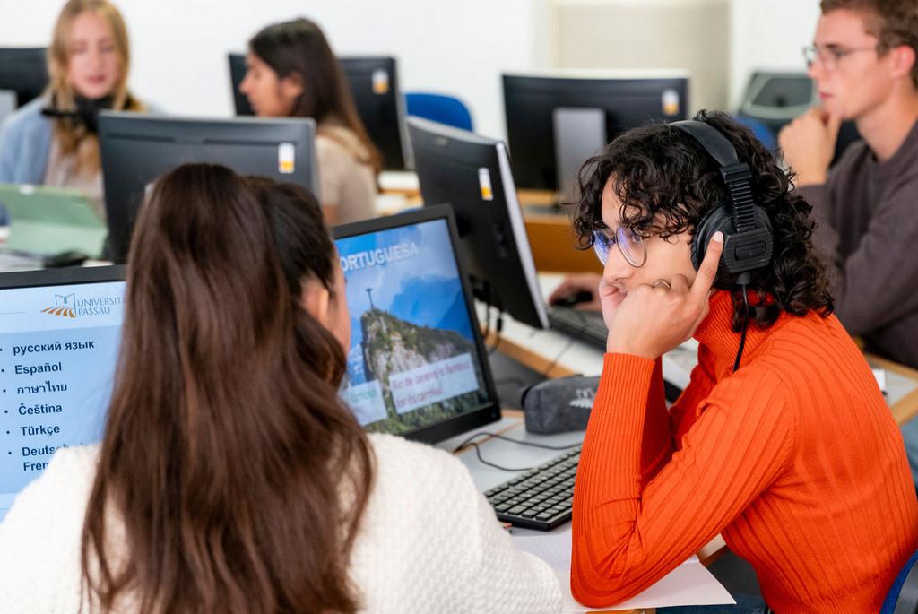 Studierende mit Computern